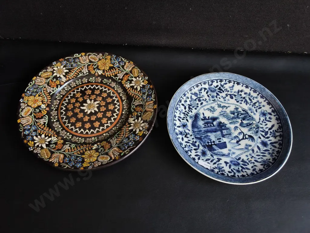 PAIR OF DECORATIVE CERAMIC PLATES, WIDEST DIA 30 CM Image 1++