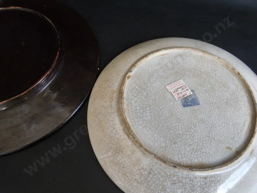 PAIR OF DECORATIVE CERAMIC PLATES, WIDEST DIA 30 CM Image 1++