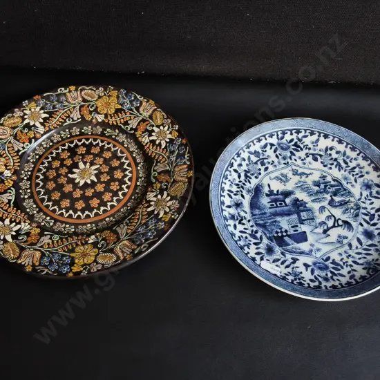 PAIR OF DECORATIVE CERAMIC PLATES, WIDEST DIA 30 CM