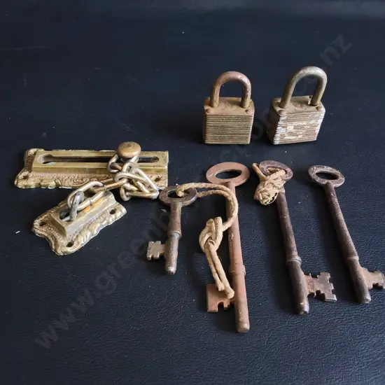 MIX OF VINTAGE HARDWARE