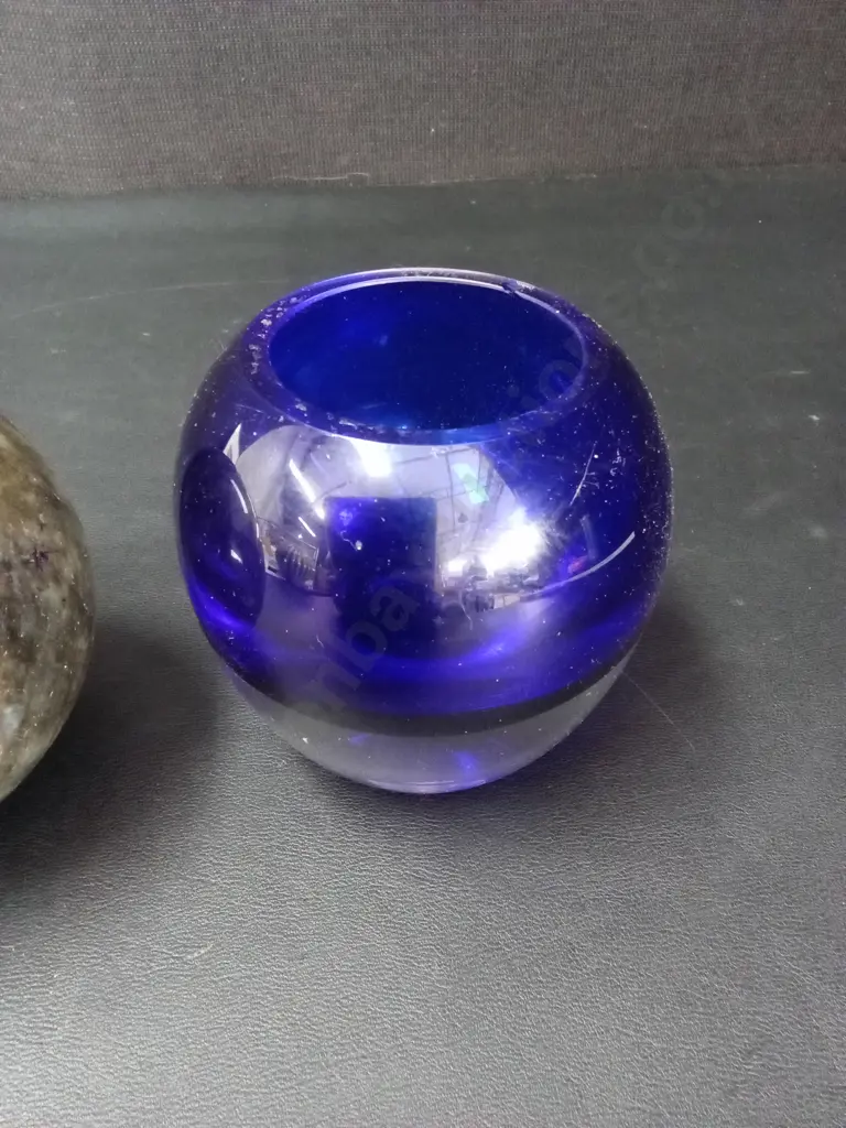 POLISHED NATURAL LABRADORITE CRYSTAL SPHERE AND A BLUE GLASS VASE H10CM Image 1++