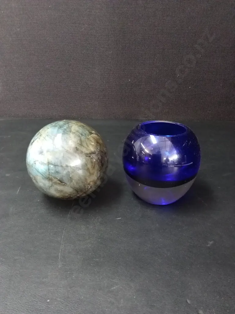 POLISHED NATURAL LABRADORITE CRYSTAL SPHERE AND A BLUE GLASS VASE H10CM Image 1++