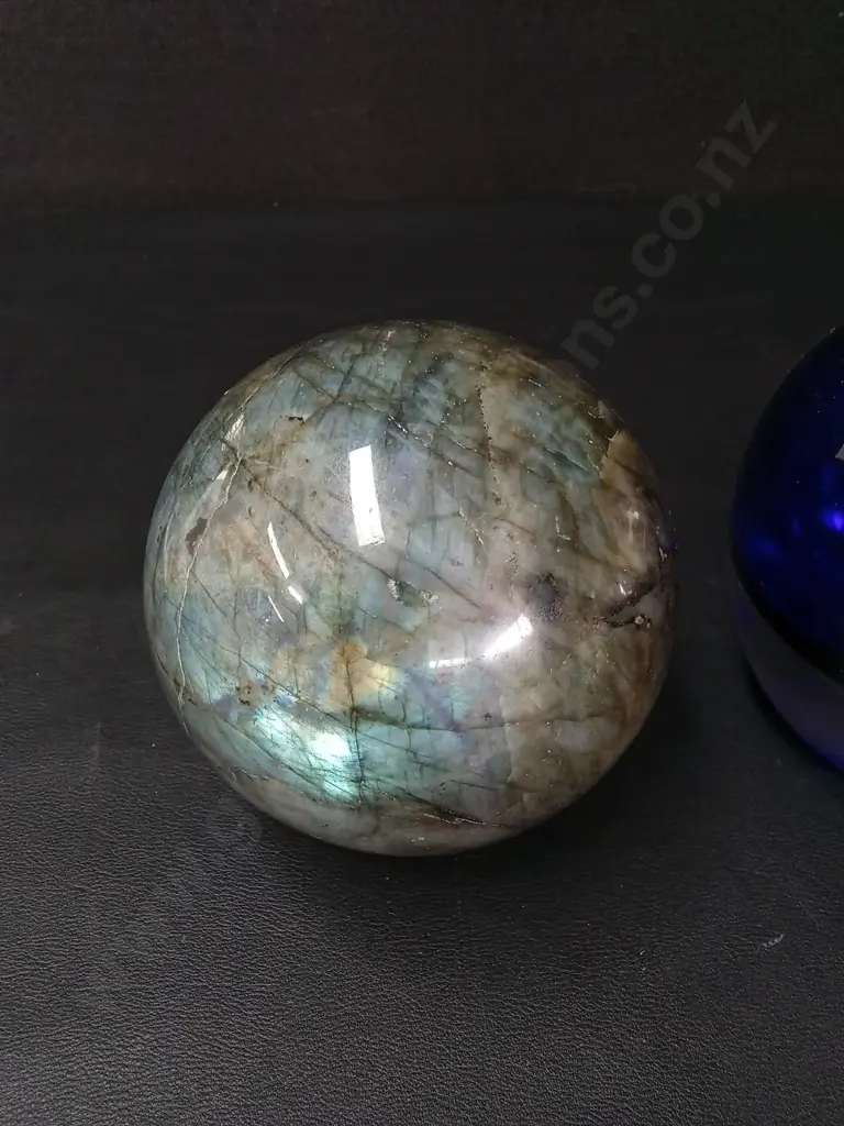 POLISHED NATURAL LABRADORITE CRYSTAL SPHERE AND A BLUE GLASS VASE H10CM Image 1++