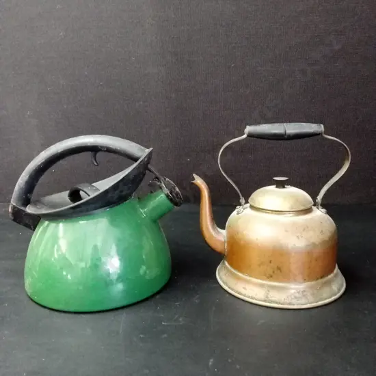 2 VINTAGE JUGS TALLEST H22CM