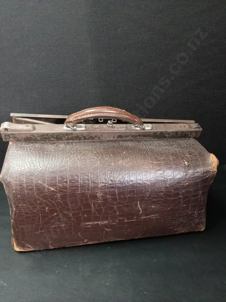 VINTAGE BROWN LEATHER GLADSTONE BAG Image 1++