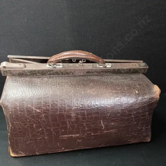 VINTAGE BROWN LEATHER GLADSTONE BAG