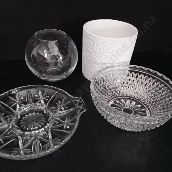 3 DECORATIVE GLAD ITEMS LARGEST DIA 27CM AND A WHITE VASE H16CM