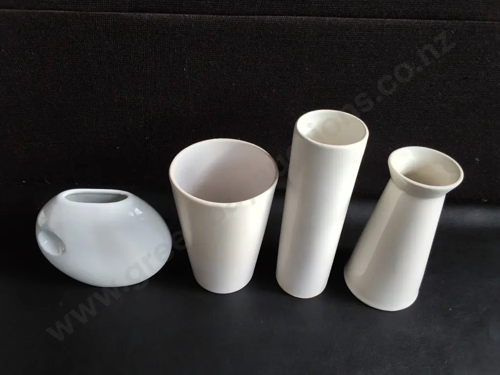4 MINIMALIST WHITE CERAMIC VASES, TALLEST H 25 CM Image 1++