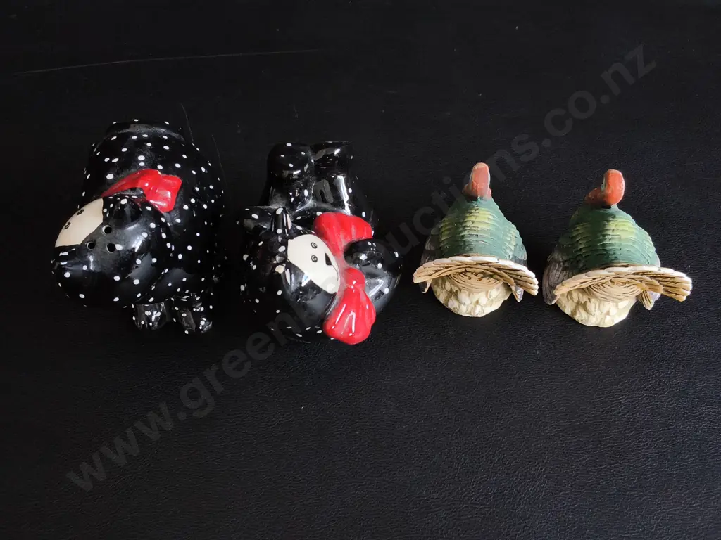 2 PAIRS OF VINTAGE SALT AND PEPPER SHAKERS Image 1++