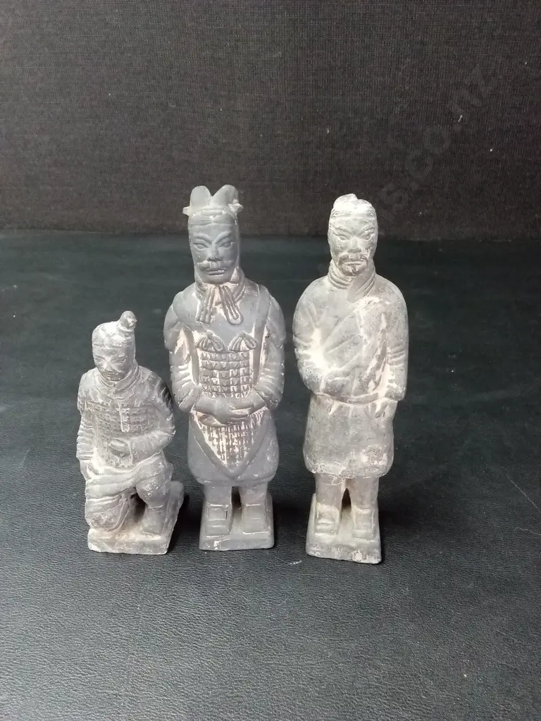 5 HANDMADE TERRACOTTA CHINESE WARRIOR REPLICA FIGURES TALLEST H35CM, ONE HAND MISSING ON TALLEST FIGURE Image 1++