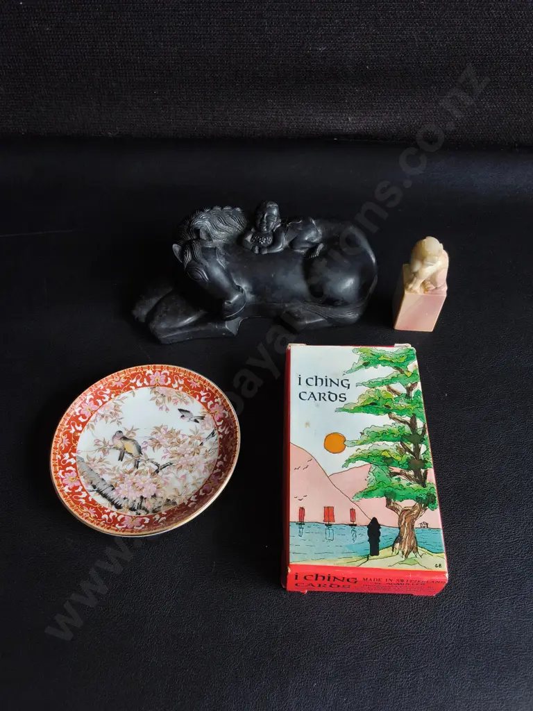VINTAGE ASIAN COLLECTIBLES, I CHING CARDS, KUTANI STYLE PLATE, SOAPSTONE FIGURINE AND CHOP SEAL, WIDEST W 17 CM Image 1++