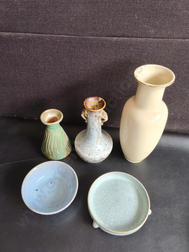 VINTAGE STUDIO POTTERY, 5 POECES, CHINESE JUN WARE AND CELADON STYLE VASES, BOWL, TRIPOD DISH, TALLEST H 28 CM Image 1++