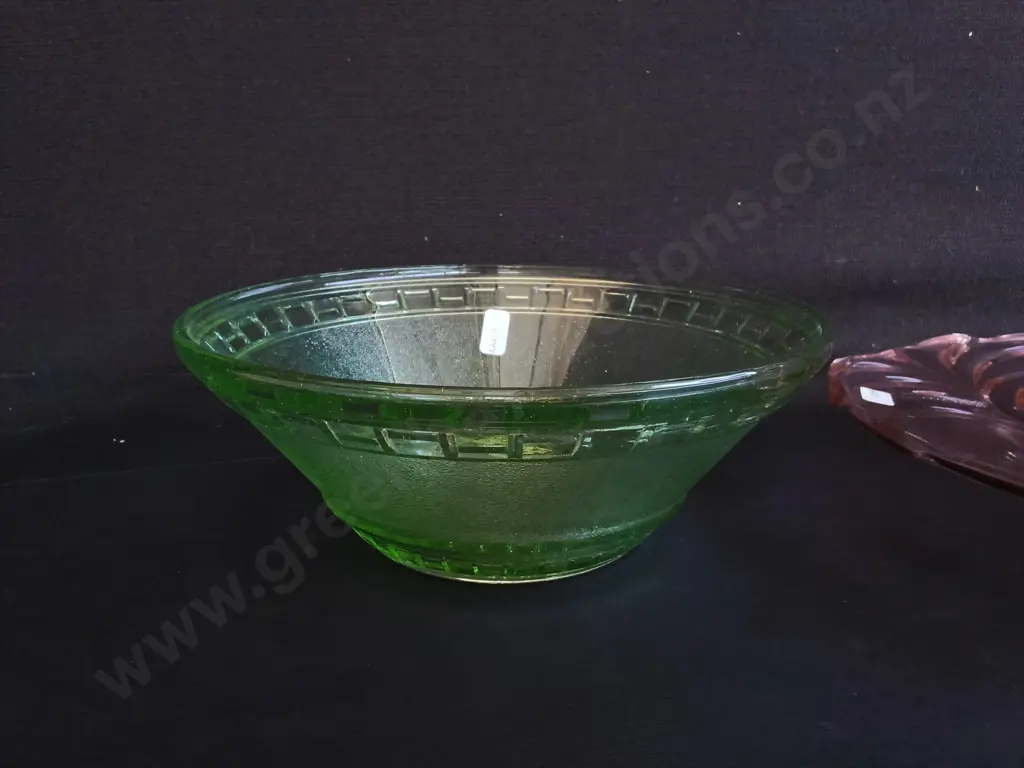 2 PIECES VINTAGE GLASSWARE, GREEN ART DECO BOWL, AND PINK PRESSED GLASS FLORAL FOOTED DISH, WIDEST DIA 31 CM Image 1++
