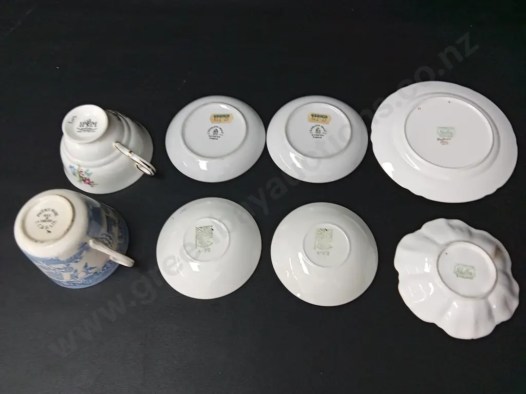 2 VINTAGE TEACUPS AND 6 SAUCERS Image 1++