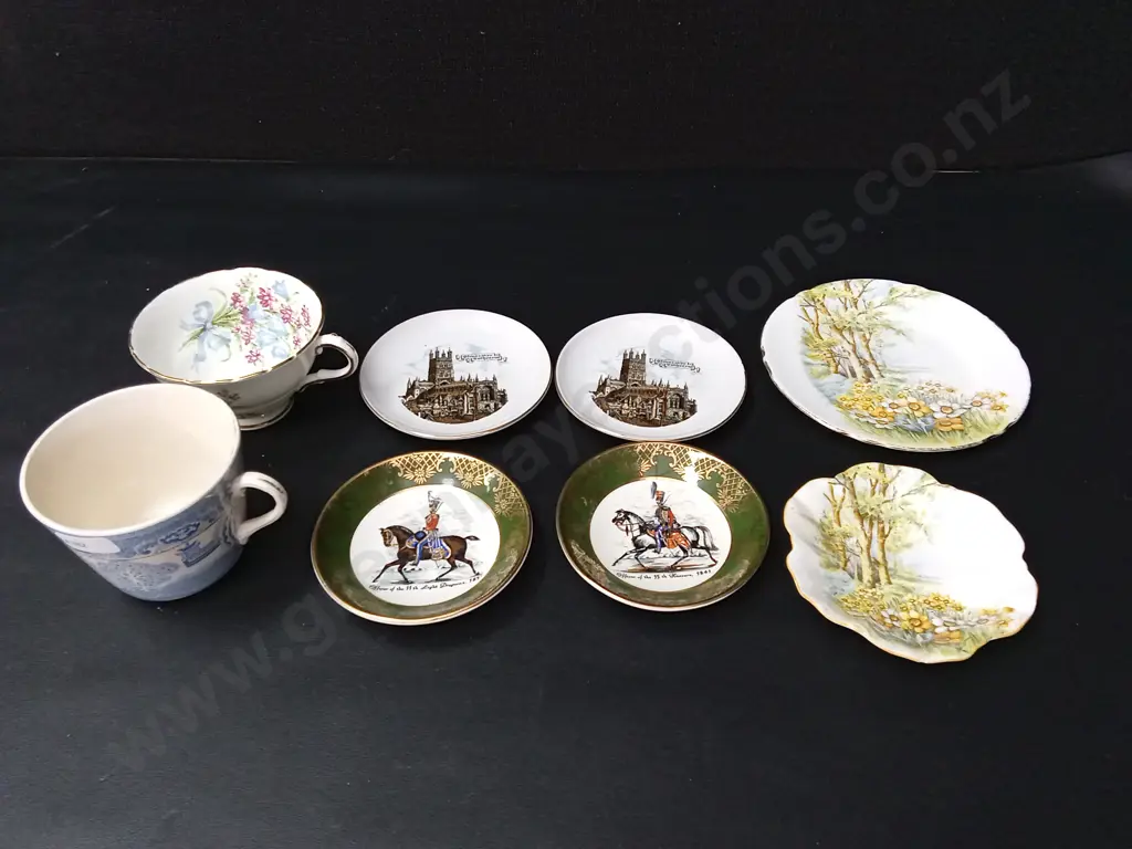 2 VINTAGE TEACUPS AND 6 SAUCERS Image 1++