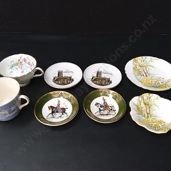 2 VINTAGE TEACUPS AND 6 SAUCERS