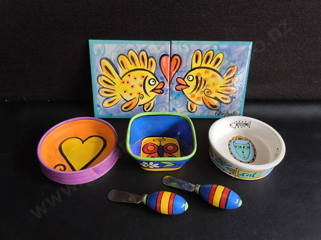 COLLECTION OF HAND PAINTED CERAMIC KITCHENWARE AND TILES, WIDEST DIA 13 CM Image 1++