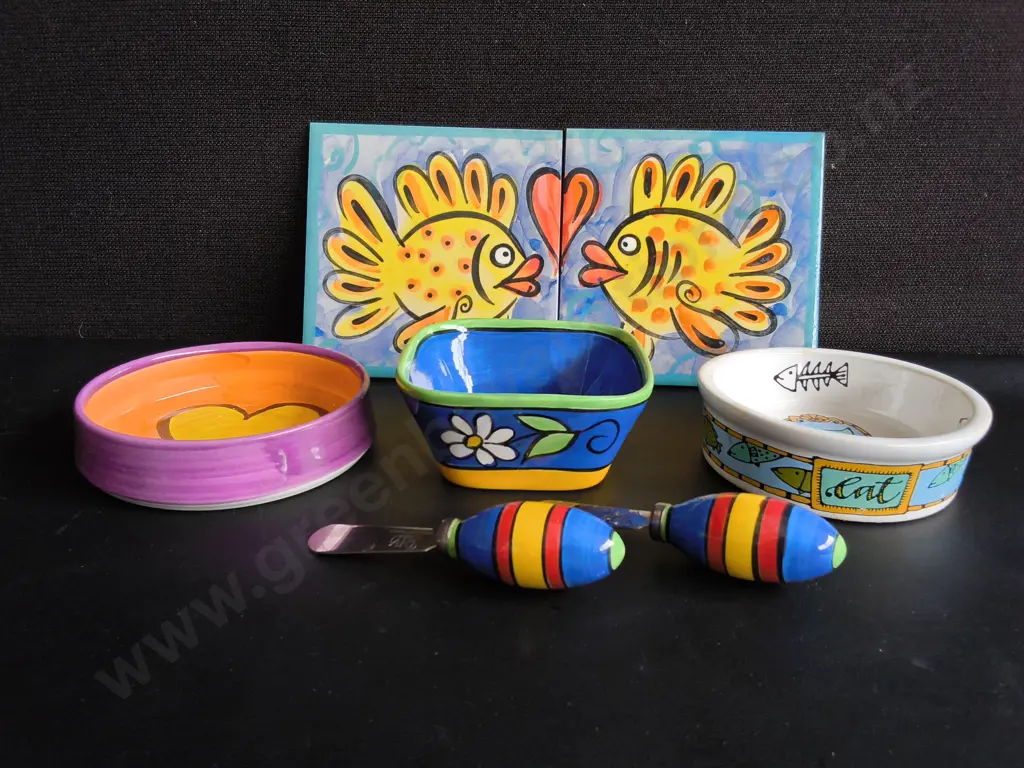 COLLECTION OF HAND PAINTED CERAMIC KITCHENWARE AND TILES, WIDEST DIA 13 CM Image 1++