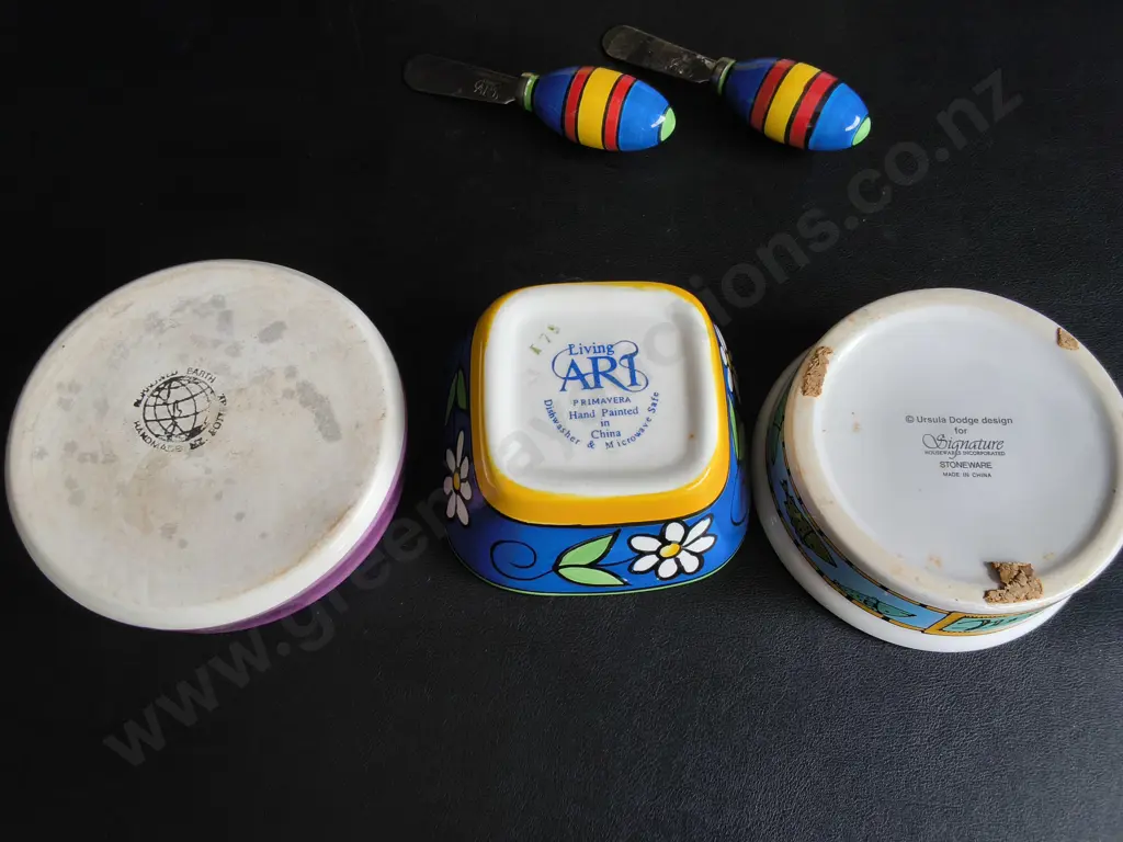 COLLECTION OF HAND PAINTED CERAMIC KITCHENWARE AND TILES, WIDEST DIA 13 CM Image 1++