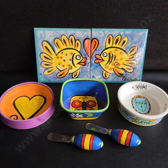 COLLECTION OF HAND PAINTED CERAMIC KITCHENWARE AND TILES, WIDEST DIA 13 CM