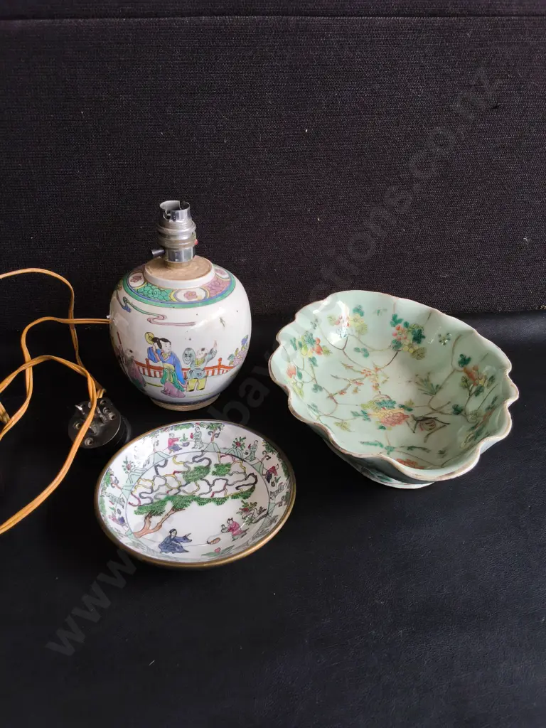 VINTAGE CHINESE FAMILLE ROSE PORCELAIN, 3 PIECES,GINGER JAR TABLE LAMP, SAUCER DISH AND BOWL, TALLEST H 20 CM Image 1++