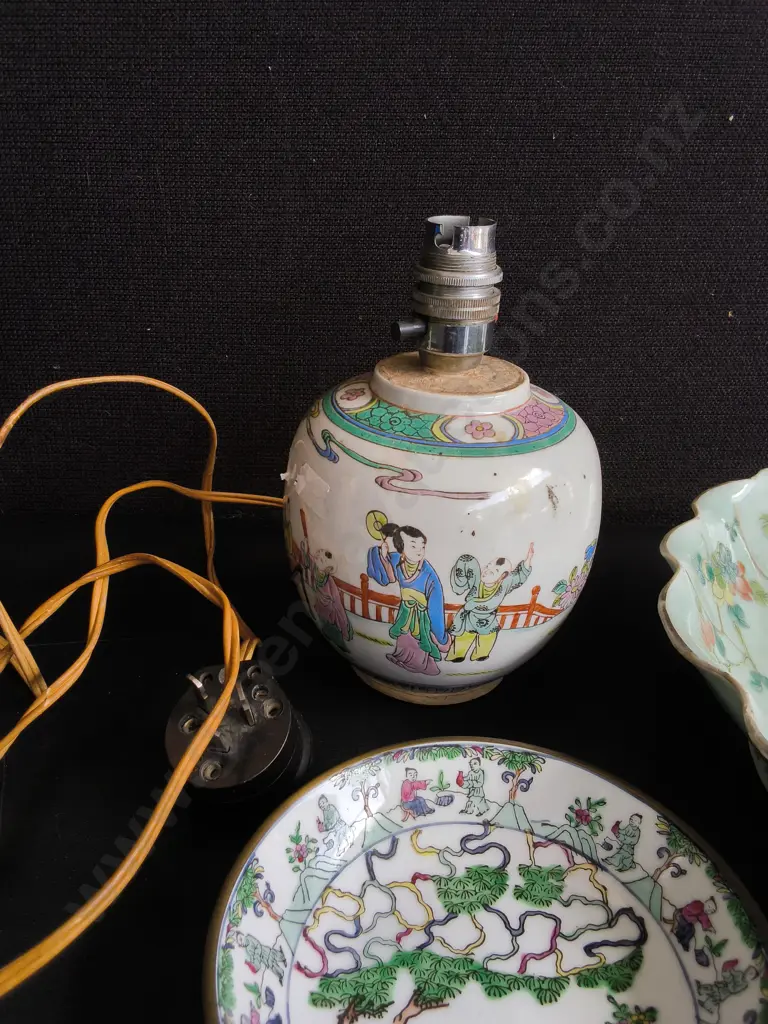 VINTAGE CHINESE FAMILLE ROSE PORCELAIN, 3 PIECES,GINGER JAR TABLE LAMP, SAUCER DISH AND BOWL, TALLEST H 20 CM Image 1++