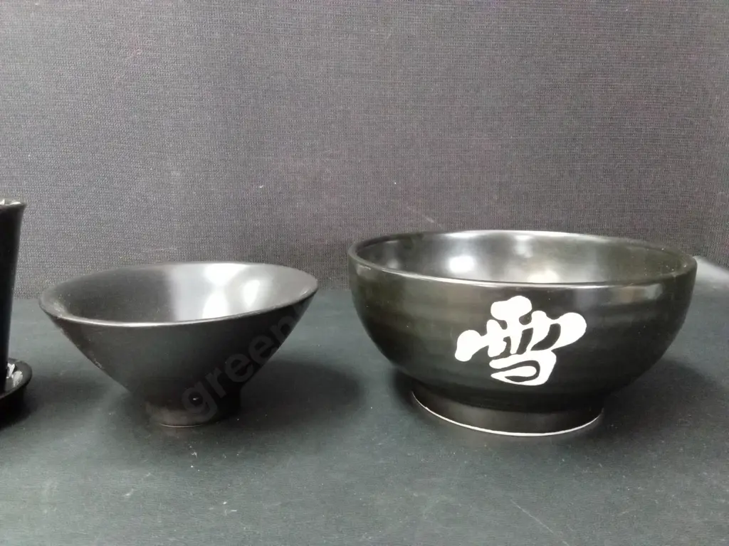 2 BOWLS AND A VASE H11CM Image 1++