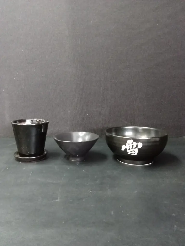2 BOWLS AND A VASE H11CM Image 1++