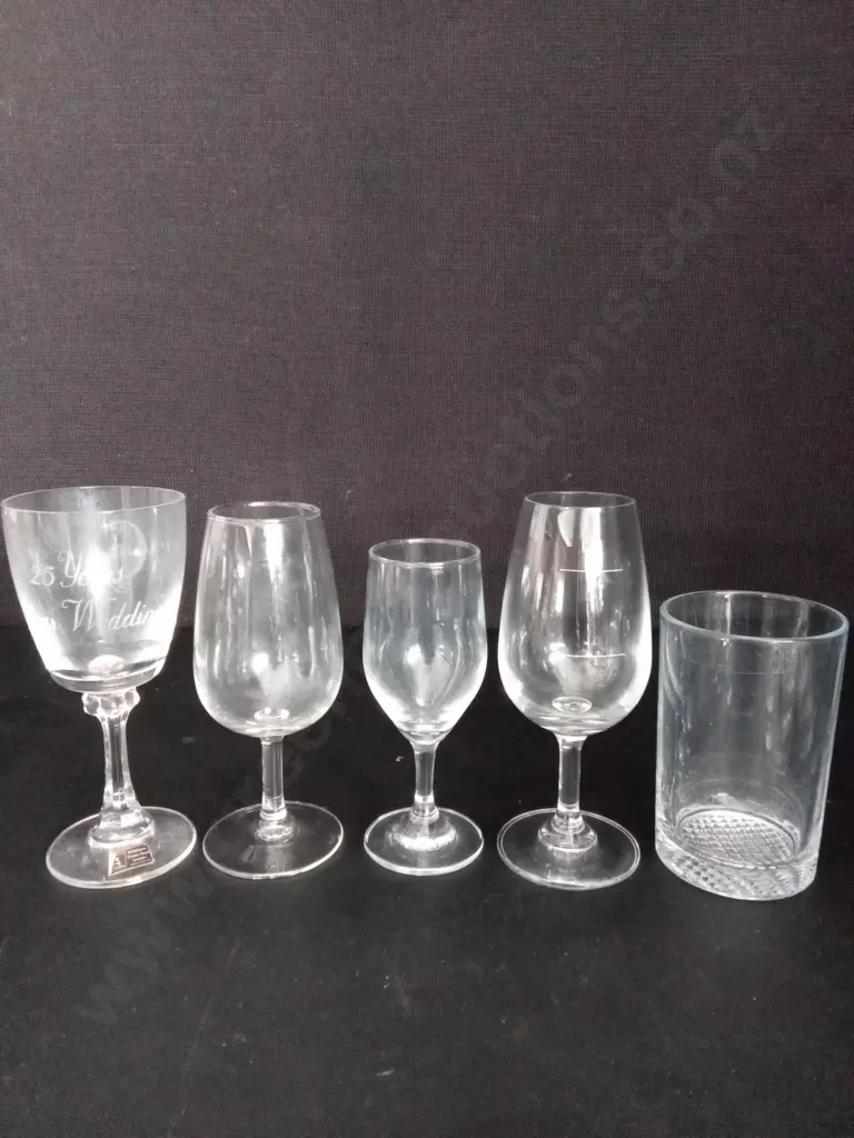 17 PIECES VINTAGE GLASSWARE TALLEST H15.5CM Image 1++