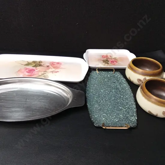 4 SERVING TRAYS LONGEST L37CM AND 2 SOUP BOWLS