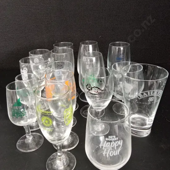 16 PIECES OF VINTAGE PROMOTIONAL GLASSWARE TALLEST H15CM