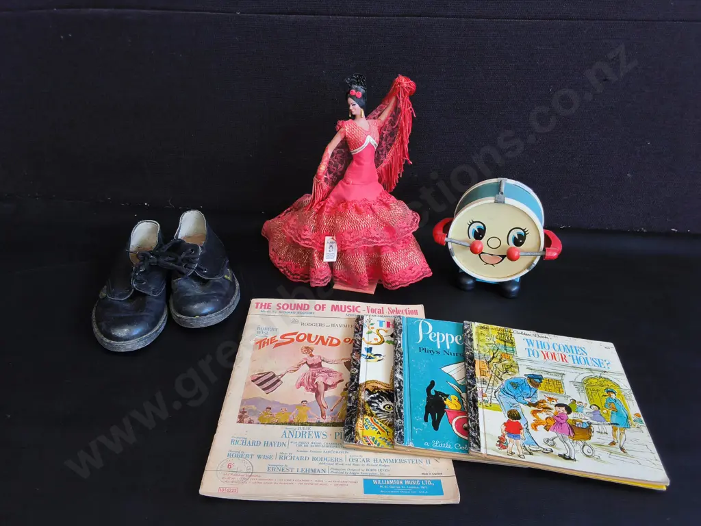 COLLECTION OF VINTAGE ITEMS, CHILDRENS BOOKS, DRUM TOY, DR MARTENS, FLAMENCO DANCER DOLL, TALLEST H 27 CM Image 1++