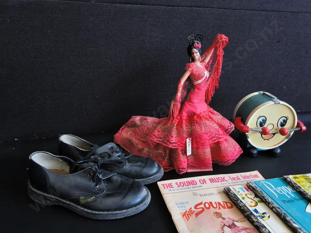 COLLECTION OF VINTAGE ITEMS, CHILDRENS BOOKS, DRUM TOY, DR MARTENS, FLAMENCO DANCER DOLL, TALLEST H 27 CM Image 1++