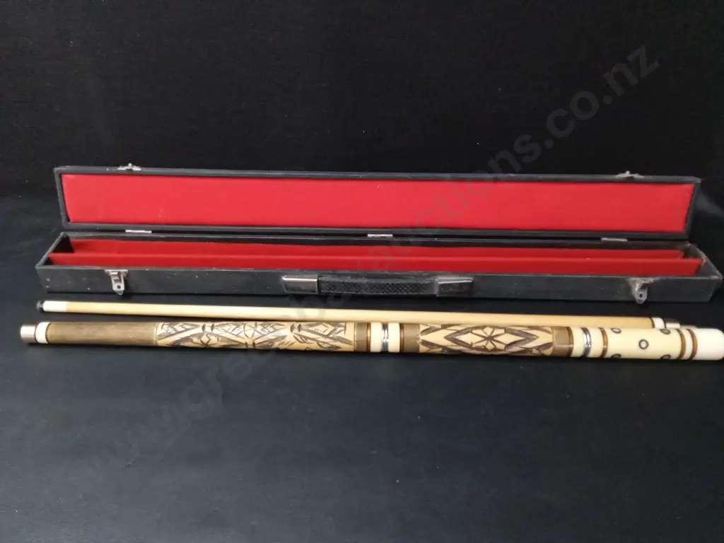 VINTAGE HAND CARVED 2 PIECE POOL CUE IN CASE L144CM Image 1++