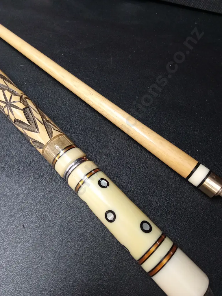 VINTAGE HAND CARVED 2 PIECE POOL CUE IN CASE L144CM Image 1++
