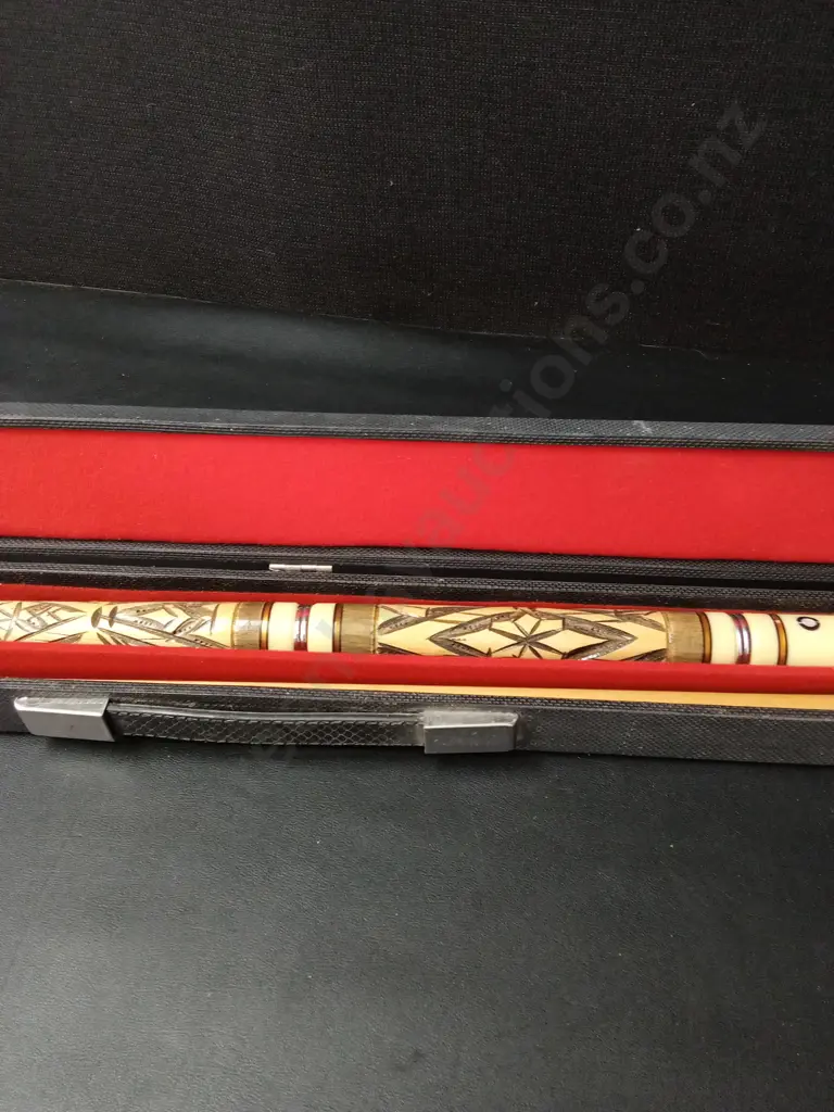 VINTAGE HAND CARVED 2 PIECE POOL CUE IN CASE L144CM Image 1++