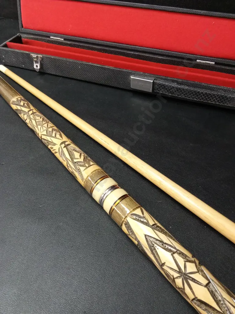 VINTAGE HAND CARVED 2 PIECE POOL CUE IN CASE L144CM Image 1++