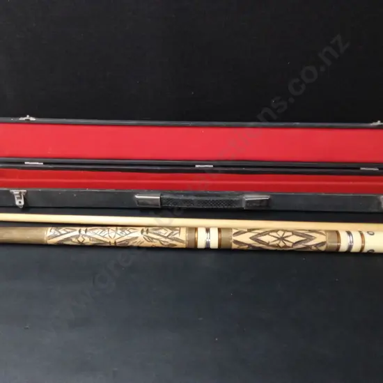 VINTAGE HAND CARVED 2 PIECE POOL CUE IN CASE L144CM