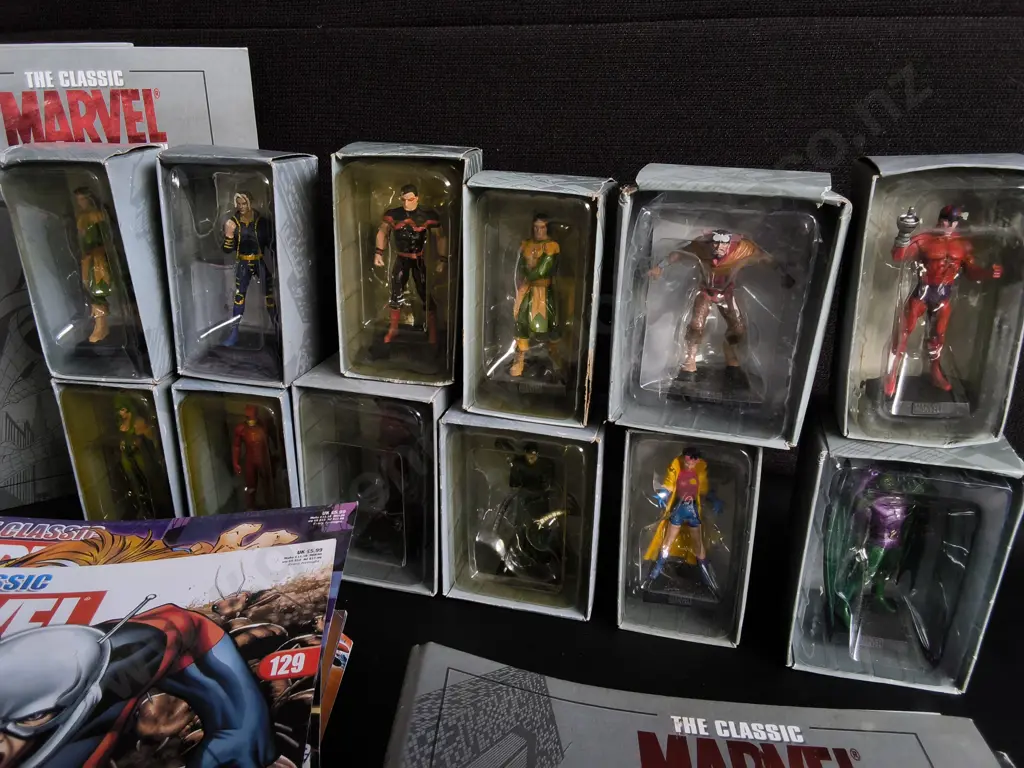 COLLECTION OF THE CLASSIC MARVEL FIGURINE COLLECTION ISSUED BY EAGLEMOSS, BOXED LEAD STATUES AND ACCOMPANYING MAGAZINES Image 1++