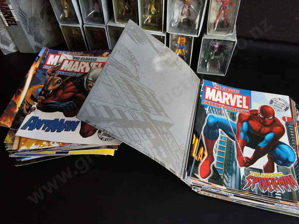 COLLECTION OF THE CLASSIC MARVEL FIGURINE COLLECTION ISSUED BY EAGLEMOSS, BOXED LEAD STATUES AND ACCOMPANYING MAGAZINES Image 1++