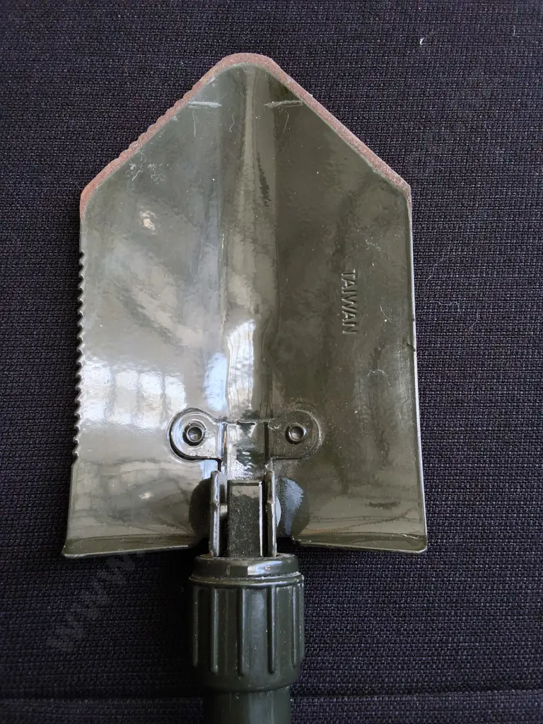 VINTAGE TRI-FOLD MILITARY STYLE ENTRENCHING TOOL, MADE IN TAIWAN, W 60 CM Image 1++