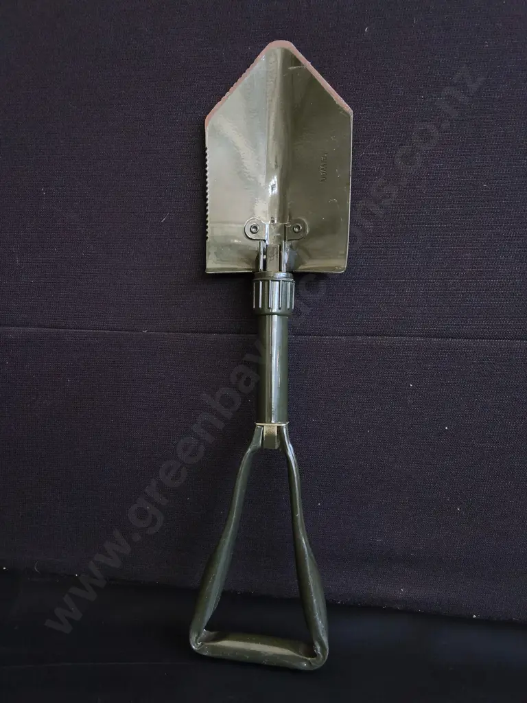 VINTAGE TRI-FOLD MILITARY STYLE ENTRENCHING TOOL, MADE IN TAIWAN, W 60 CM Image 1++