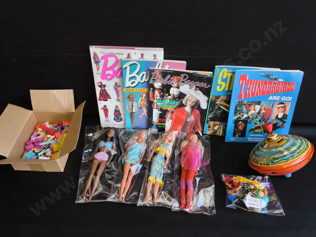 COLLECTION OF VINTAGE TOYS AND BOOKS, INCLUDING BARBIES AND KINDER SURPRISE TOYS Image 1++