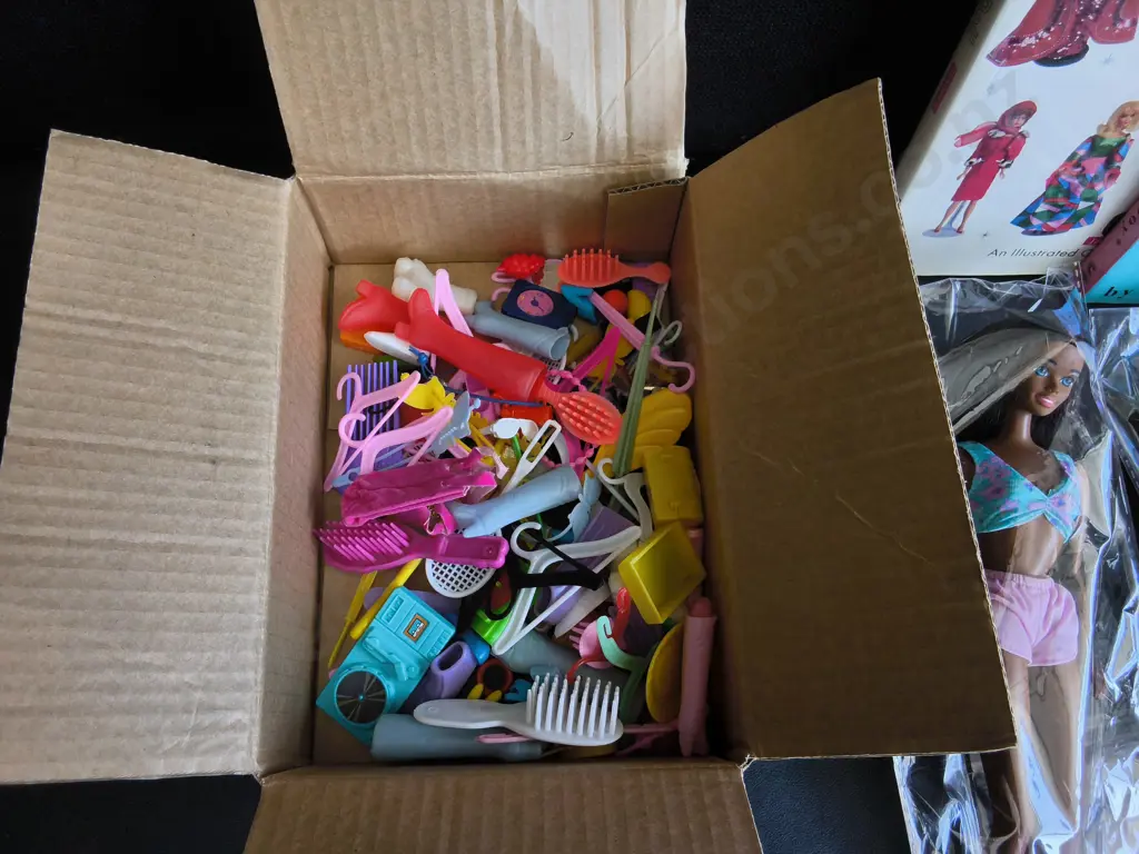 COLLECTION OF VINTAGE TOYS AND BOOKS, INCLUDING BARBIES AND KINDER SURPRISE TOYS Image 1++