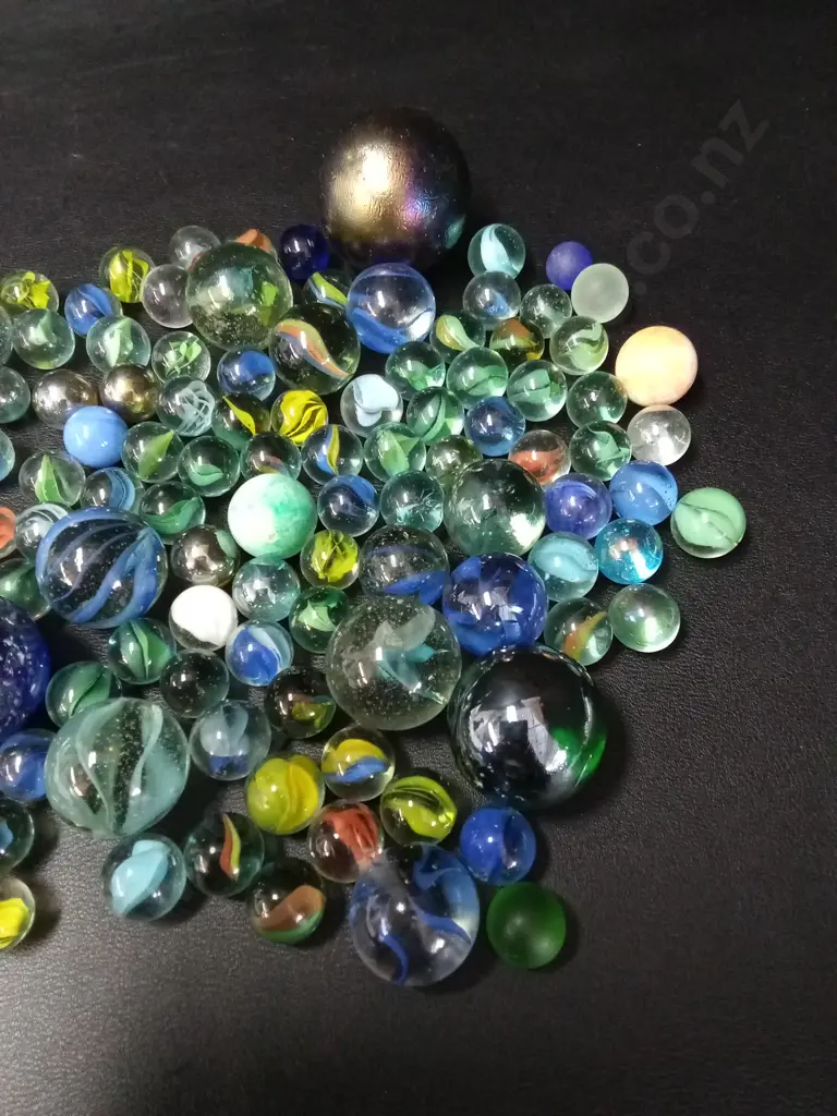 COLLECTION OF VINTAGE MARBLES INCLUDING 7 25MM AND 6 30MM Image 1++