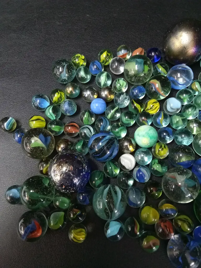 COLLECTION OF VINTAGE MARBLES INCLUDING 7 25MM AND 6 30MM Image 1++