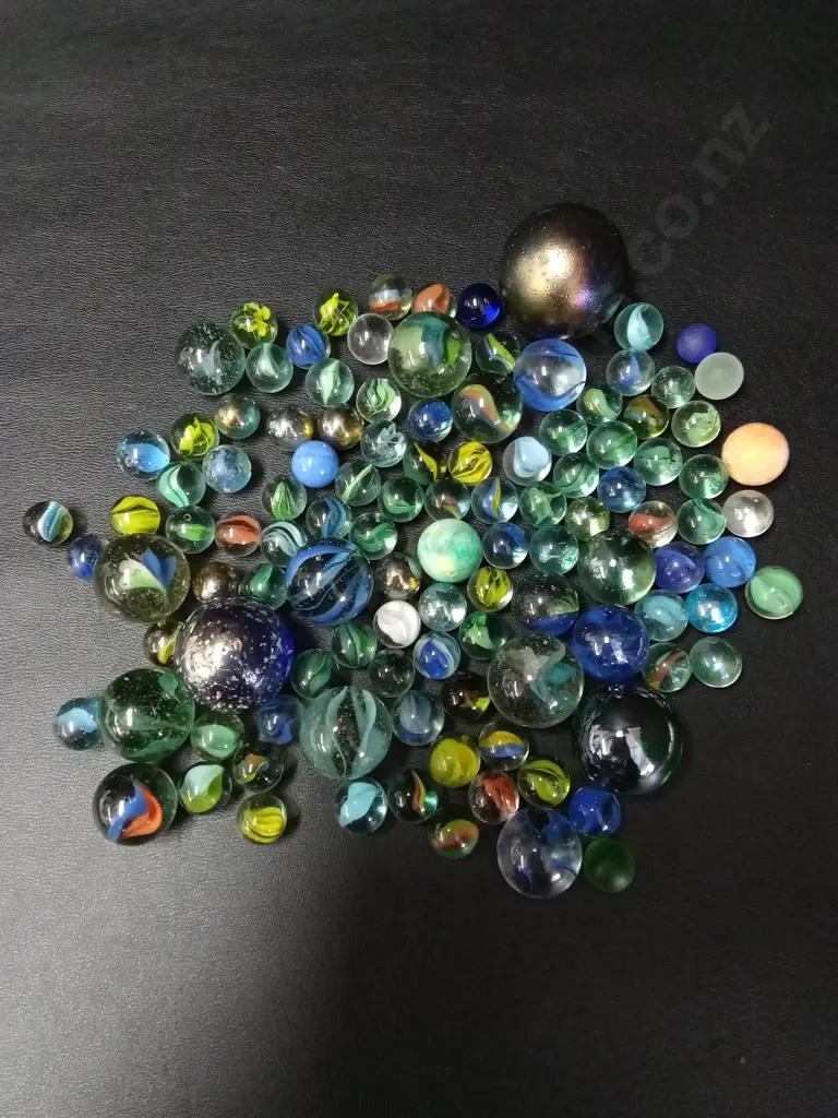 COLLECTION OF VINTAGE MARBLES INCLUDING 7 25MM AND 6 30MM Image 1++