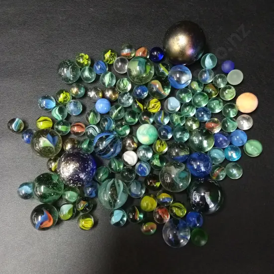 COLLECTION OF VINTAGE MARBLES INCLUDING 7 25MM AND 6 30MM