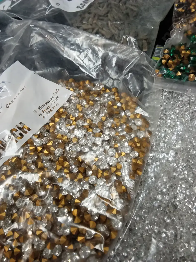 COLLECTION OF RHINESTONES AND EARRING STUDS Image 1++