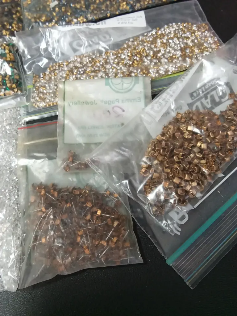 COLLECTION OF RHINESTONES AND EARRING STUDS Image 1++